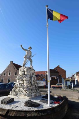 Monument Goetsenhoven met vlag