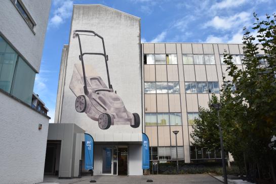 Bibliotheek muurschildering grasmachine