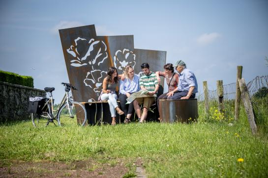 Fietsers en wandelaars bij kunstwerk